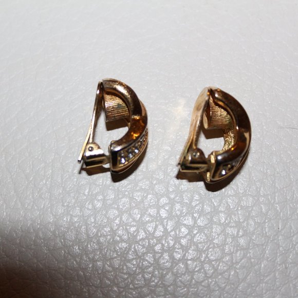 VINTAGE SIGNED CHRISTIAN DIOR GOLD TONE CLEAR RHINESTONE EARRINGS - Picture 6 of 7